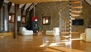Картинка: Красивая гостиная с винтовой лестницей