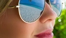 Картинка: Отражение в очках девушки на пляже.