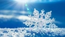 Картинка: Увеличенная снежинка в лучах солнца