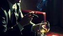Картинка: Деловой мужчина держит сигару и бокал спиртного