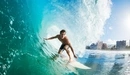 Картинка: Мужчина сёрфингист под волной.