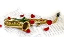 Картинка: Саксофон с лепестками роз на нотах.