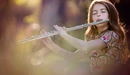 Картинка: Девочка играет на флейте.