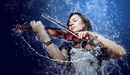 Картинка: Девушка виртуозно играет на скрипке под дождём.