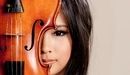 Картинка: Девушка выглядывает из-за скрипки