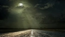 Картинка: Лунный свет освещает дорогу