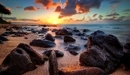Картинка: Пляжные камни на берегу