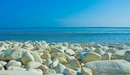 Картинка: Красивое синее море и камни завораживают взгляд. 
