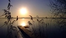 Картинка: Яркое солнце в безоблачном небе над озером