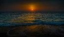 Картинка: Красивый закат на фоне моря.