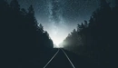 Картинка: Железная дорога в лесу под звёздами ночного млечного пути