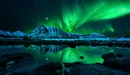 Картинка: Яркое северное сияние в ночном небе