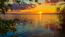 Картинка: Большое озеро и закат солнца.