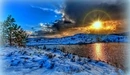 Картинка: Солнце в тучах освещает зимнюю речку