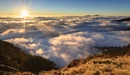 Картинка: Яркое солнце возвышается над облаками в горах