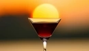 Картинка: Солнце садится в бокал с вином.