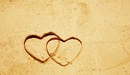 Картинка: Сердечки нарисованные на песке