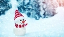 Картинка: Снеговик в красной шапочке.