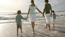 Картинка: Семья держась за руки идут к морю.