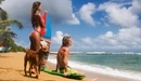 Картинка: Мужчина и девушка со своей собакой отдыхают на пляже.