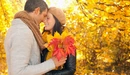 Картинка: Влюблённая пара в красках золотой осени.