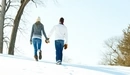 Картинка: Пара взявшись за руки гуляет зимой.