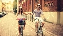 Картинка: Парень с девушкой катаются на велосипедах.
