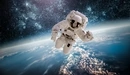 Картинка: Астронавт в невесомости над Землёй.