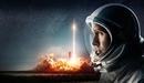 Картинка: Космонавт в скафандре на фоне взлетающей ракеты