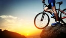 Картинка: Мужчина на велосипеде остановился, чтобы полюбоваться красивым закатом солнца
