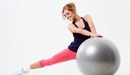 Картинка: Девушка выполняет упражнение на растяжку с фитнес мячом.