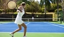 Картинка: Теннисистка отбивает подачу соперника.