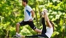 Картинка: Мужчина и девушка занимаются спортом на свежем воздухе