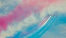 Картинка: Демонстрация фигур высшего пилотажа с цветным дымом.