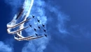 Картинка: Самолёты показывают воздушное шоу в небе.