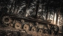 Картинка: Заброшенный танк в лесу.