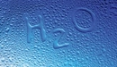 Картинка: Формула воды написанная каплями из воды.