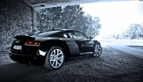 Картинка: Audi, R8, V10, суперкар, чёрный, грунт, дорога, стена, кирпич, деревья