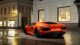 Картинка: Суперкар, оранжевый, Lamborghini, Aventador, lp700 4, roadster, тротуар, дорога, мокрая, здания, фонари, магазины, ночь