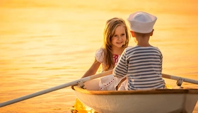 Картинка: Двое, лодка, вёсла, вода, мальчик, девочка, лицо, волосы, плывут, сидят, тельняшка, платье