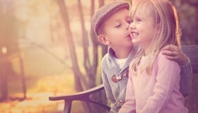 Картинка: Мальчик, девочка, поцелуй, улыбка, радость, настроение, дружба, скамейка, парк