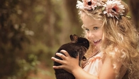Картинка: Девочка, кролик, держит, смотрит, улыбается, настроение, волосы, венок, цветочки