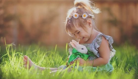 Картинка: Девочка, улыбка, настроение, лето, трава, кролик, венок, цветы, бантик