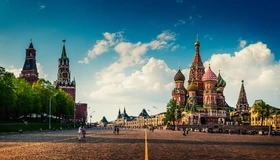 Картинка: Москва, храм, собор, Красная площадь, Спасская башня, Кремль, куранты, люди, небо, облака