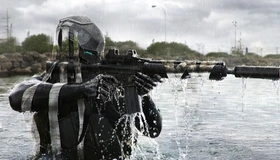 Картинка: Солдат, робот, прицеливание, вода, река, киборг, оружие, автомат, глушитель, камуфляж, маскировка, невидимость
