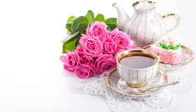 Картинка: Чайник, чашка, блюдце, ложка, салфетка, чай, букет, розы, торт, белый фон