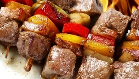 Картинка: Шашлык, мясо, овощи, шпажки, огонь