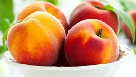Картинка: Персики, фрукты, тарелка, листики, лежат