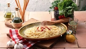 Картинка: Спагетти, перец, зелень, чеснок, масло, лимон