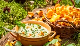 Картинка: Суп, грибы, лисички, кастрюля, корзина, зелень